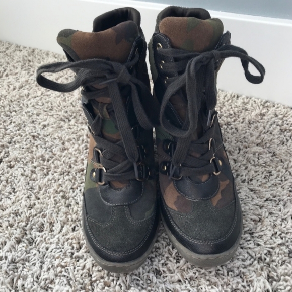 ❌SOLD❌ GUESS • Marilu 3 Wedge Sneaker Camouflage - Picture 3 of 9